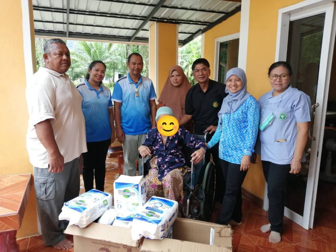 ออกเยี่ยมติดตามดูแลและมอบผ้าอ้อมสำเร็จรูปให้แก่ผู้สูงอายุติดบ้านติดเตียง ในโครงการเพื่อดูแลผู้สูงอายุที่มีภาวะพึ่งพิง