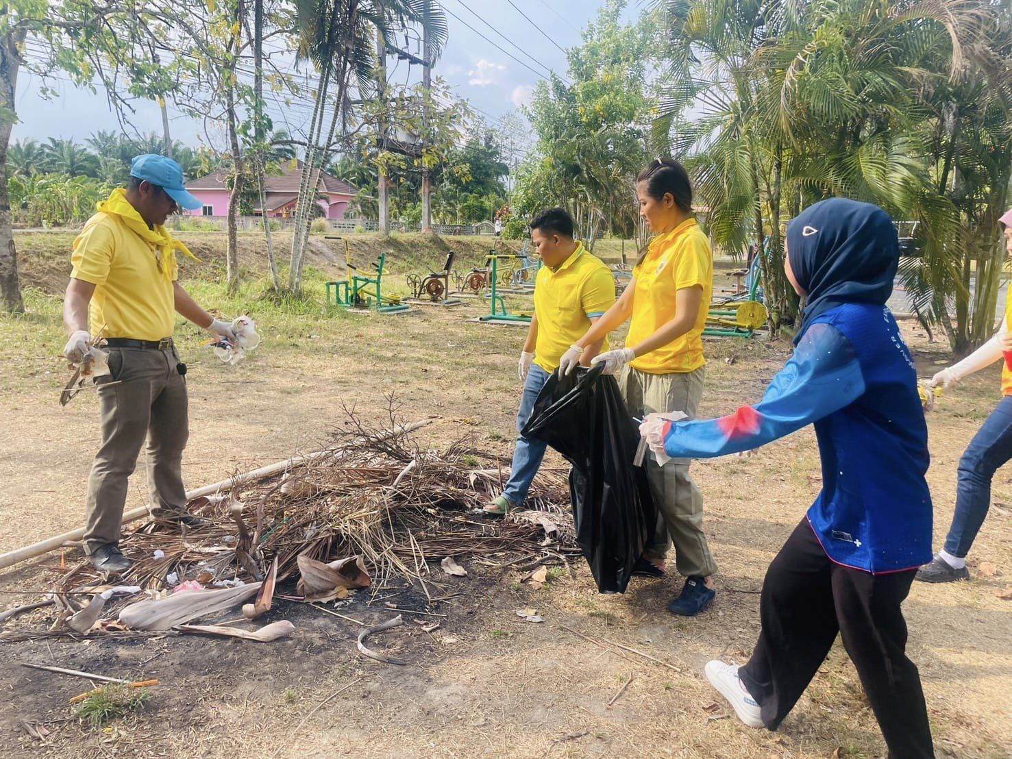 กิจกรรม Big Cleaning Day เก็บขยะและปรับภูมิทัศน์ ณ บริเวณสนามกีฬา หมู่ที่ 2 บ้านบ่อแสนไทรงาม ตำบลมะรุ่ย อำเภอทับปุด จังหวัดพังงา