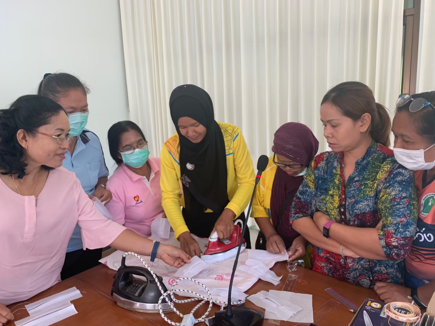 โครงการอบรมเชิงปฏิบัติการให้ความรู้ในการป้องกันโรคติดต่อเชื้อไวรัสโคโรนา 2019 (COVID-19) และจัดทำหน้ากากอนามัยเพื่อป้องกันตนเอง วันที่ 17 มีนาคม 2563