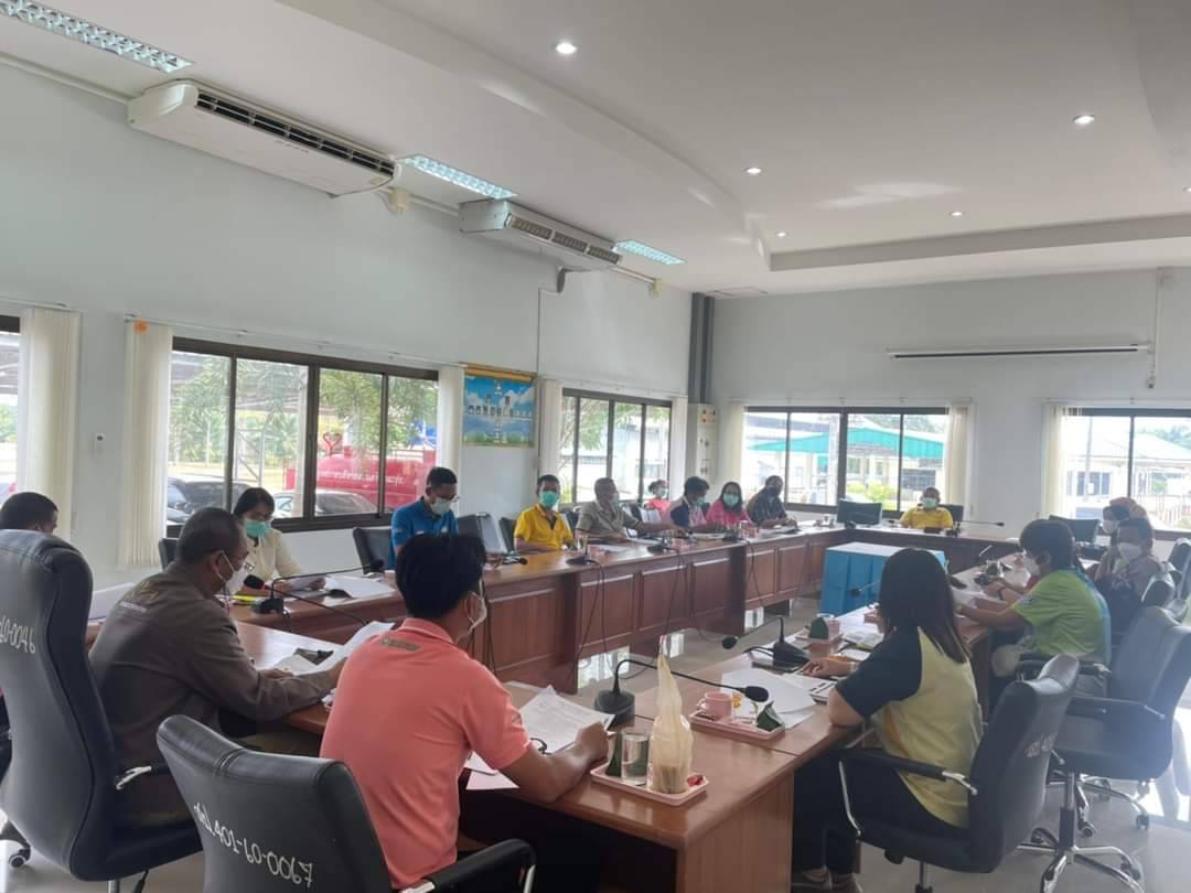 การประชุมคณะทำงานป้องกันและควบคุมโรคติดเชื้อไวรัสโคโรนา2019 (COVID-19) ระดับตำบล ณ ห้องประชุมสภาองค์การบริหารส่วนตำบลมะรุ่ย อ.ทับปุด จ.พังงา เพื่อขับเคลื่อนให้มี Community Isolation (CI) เพื่อการกักตัวในชุมชน สำหรับผู้ป่วย COVID-19 ที่มีอาการไม่รุนแรง ในวันที่ 25 มกราคม 2565